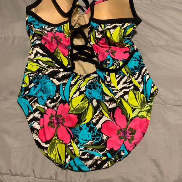 Floral swim suit - Picture 1 of 4